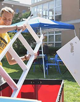 UIS welcomes hundreds of new students on Freshmen Move-In Day