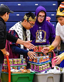 UIS students collect 15,779 pounds of food to help fight hunger on Halloween night