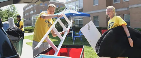 UIS welcomes hundreds of new students on Freshmen Move-In Day